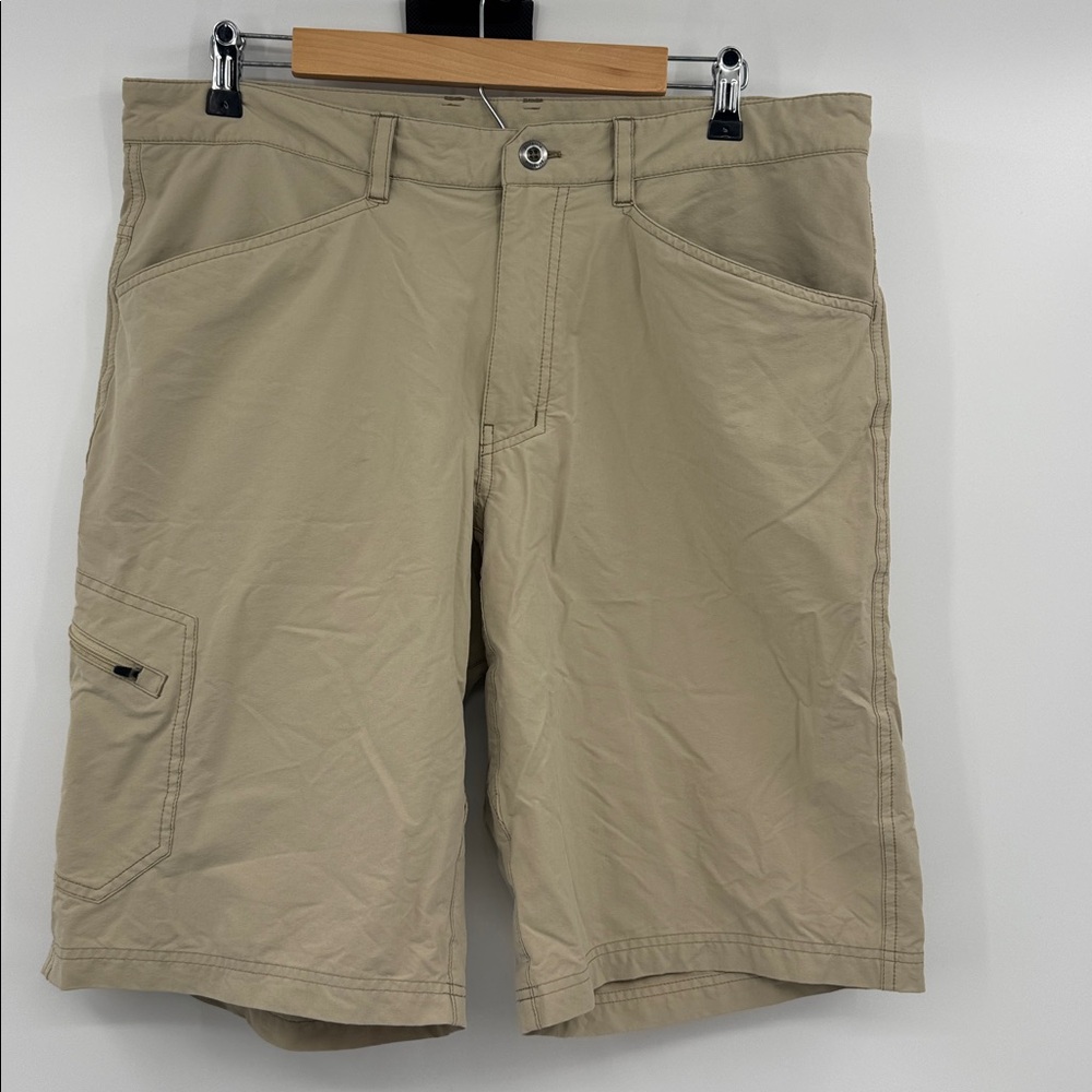 Patagonia Men's khaki 12" Shorts -size 36